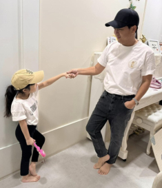 Nhã Phương vắng nhà, Trường Giang một mình chăm ái nữ, bố và con gái diện đồ đôi trông cực đáng yêu