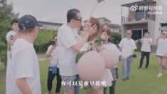 Nhiều nghệ sĩ nam bị chỉ trích nặng nề vì hôn môi con gái