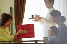 Ở phòng riêng nhưng con trai luôn nói “Tối nào cũng có người ngủ cùng”, tôi chết điếng khi kiểm tra camera