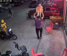 Ông bố bế con trai cho đứng trên vai, vài giây sau đứa trẻ nhập viện khẩn cấp khiến cõi mạng thất kinh