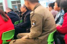 Ông bố bị đăng hình lên mạng khi đi họp phụ huynh, cộng đồng mạng tranh cãi gay gắt về trang phục