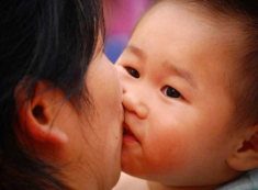 Ông bố cuộn nilon quanh miệng để chạm môi con, lý do khiến ai cũng cảm động