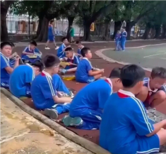 Phụ huynh bàng hoàng thấy cảnh cả lớp con ngồi ăn cơm ngoài sân trường nắng nóng, hiệu trưởng lên tiếng gây bức xúc