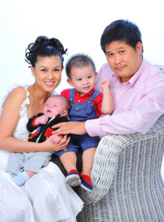 Phước Sang có 2 quý tử điển trai với Kim Thư, tên được đặt giống nhau theo họ Lưu của bố rất hay