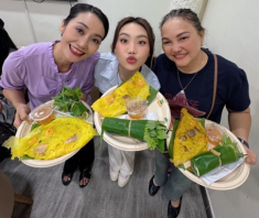 Phương Mỹ Chi khoe món khoái khẩu bên 2 người mẹ, từng khiến bố xúc động vì chiếc bánh tự làm