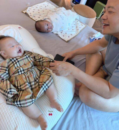 Phương Oanh nuôi 2 con Shark Bình ở khu nhà giàu Hà Nội, ngoài đời mặc đồ bộ chăm con khác xa ảnh mạng
