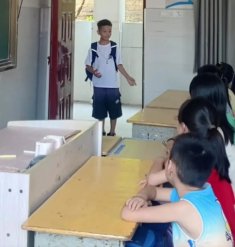 Quay lại trường ngày đầu gặp giáo viên chủ nhiệm, cậu bé tiểu học “đứng như tượng” ngoài cửa không dám vào