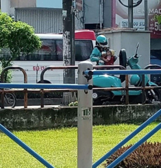 Sài Gòn nắng nóng 40 độ, nữ shipper đứng giữa đường cho con bú khiến nhiều người thấy thương