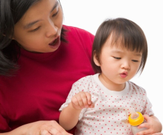 “Sao mẹ lại mọc tóc ở dưới đó vậy?” và câu trả lời của người mẹ khiến ai cũng thán phục