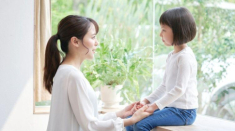 Sau chuyến đi công tác, tôi giật mình khi con gái nói tối nào bố cũng ngắm hình các cô gái xinh đẹp