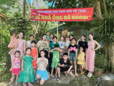 Sinh 6 “công chúa”, ông bà ngoại ở Hoà Bình in băng rôn, tiêm bổ não để đón 12 cháu ngoại về quê nghỉ hè