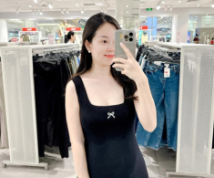 Sinh con lần 2 với chồng mới sau 8 năm đơn thân, Ly Kute giờ tay bế con cho bú, tay chốt gạch vữa cùng thợ xây