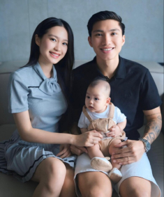 Sinh quý tử với cầu thủ ĐTQG Việt Nam, tiểu thư Hà Thành bị dân mạng nhắc nhở vì cứ đăng video con là ghép PR sản phẩm