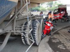 Tại sao chạy xe máy tuyệt đối không nên quẹo cùng lúc với xe hơi, xe tải và xe bus?