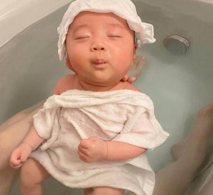Tan chảy với những khoảnh khắc tắm siêu đáng yêu hài hước của trẻ sơ sinh