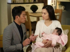 Tan làm về nhà giữa khuya, tôi điếng người nghe tiếng đàn ông trong phòng ngủ, đẩy cửa vào thấy vợ liền ứa nước mắt