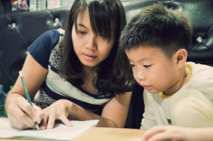 Tan làm về nhà lúc 10 giờ tối, tôi điếng người thấy vợ ngất xỉu trong phòng ngủ, con trai đứng vỗ tay