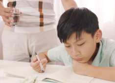 Tăng ca về nhà muộn, vừa đến cửa thấy cảnh chồng bế bảo mẫu, con trai đứng nhìn mà tôi bàng hoàng
