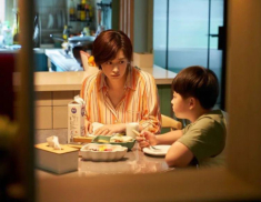 Tăng ca về thấy nhà không một bóng người, bảo mẫu biến mất, dòng chữ trên cửa phòng con khiến tôi khóc ngất