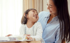 Thấy bạn bè quyên góp tiền ủng hộ bão lũ, con gái về xin mẹ nhưng nhận được câu trả lời xót xa