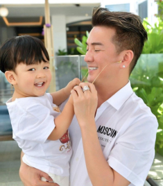 Thấy bố đi diễn ở Mỹ gặp sự cố mất ngón chân, con trai Đàm Vĩnh Hưng phản ứng gây xót xa