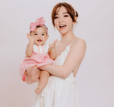 Thấy con 10 tháng bị nghẹn, nữ DV nổi tiếng liền cho tay vào móc, thứ rơi ra sàn khiến cô choáng váng