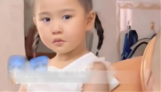 Thấy mẹ dỗ dành em trai, bé gái xinh như thiên thần có biểu cảm khiến dân mạng bức xúc