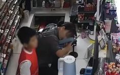 Thấy mẹ nằm gục xuống bàn, gọi mãi không dậy, bé trai liền có hành động khiến tất cả vỗ tay khen ngợi
