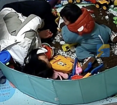 Thấy mẹ ngất xỉu, bé trai 15 tháng tuổi liền có hành động khiến tất cả vỗ tay khen ngợi