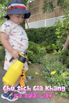 “Thiếu gia nhí” nhà Chi Bảo sinh ra đã ngậm thìa vàng, nhà giàu nhưng mới 2 tuổi đã biết lao động