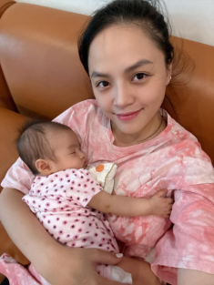 Thu Quỳnh làm mẹ đơn thân “đầu bù tóc rối” chăm ái nữ, bị hỏi danh tính bố của con, nữ DV đáp trả gây chú ý