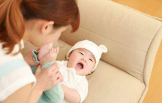 Thuê bảo mẫu 15 triệu/tháng chăm con, mới ngày thứ hai đứa trẻ đã sốt cao, xem camera tôi mừng húm