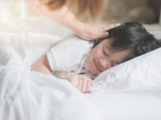 Tỉnh dậy giữa đêm con gái luôn nói “Trong tủ quần áo có người”, tôi mở ra thì cả đêm mất ngủ