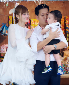 Trường Giang Nhã Phương làm mâm cúng thôi nôi cho con trai, đơn giản nhưng không thiếu thứ gì