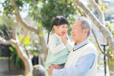 Về quê đón con lên phố sau nghỉ lễ, tôi “sôi máu” khi thấy đứa trẻ với bố chồng
