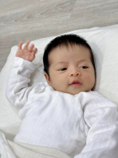 Vẻ sáng sủa, xinh xắn như búp bê của con gái 2 tuần tuổi nhà Đông Nhi - Ông Cao Thắng: Mắt hai mí to tròn, tóc đen dày