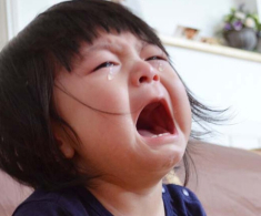 Vợ cũ đến thăm con sau 5 năm không gặp, vừa nhìn thấy thứ cô cầm trên tay, người chồng đuổi ra gấp