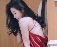 Vợ kém 10 tuổi đêm nào cũng vào phòng con gái mãi không thấy ra, tôi lén nhìn thì hoảng sợ