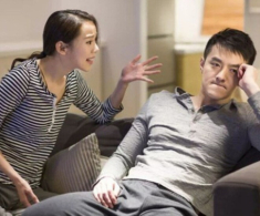 Vợ làm mất túi hơn trăm triệu ở nước ngoài, cảnh sát tìm thấy thì phát hiện một thứ bên trong khiến chồng cực sốc