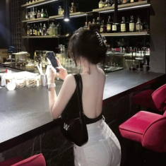 Vợ trẻ vốn mê mặc váy hở lưng nay đổi sang khoe ngực, lý do khiến tôi ngã ngửa