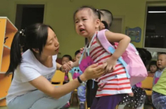 Vụ “Bé mẫu giáo tan học 3 ngày không thấy bố mẹ đến đón, cô giáo mở cặp sách thì ngỡ ngàng” gây tranh cãi