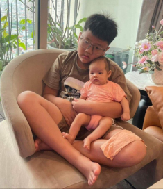 Vừa sinh được 2 tháng, Thu Quỳnh muốn đi làm trở lại, yên tâm giao ái nữ cho con trai lớn chăm sóc