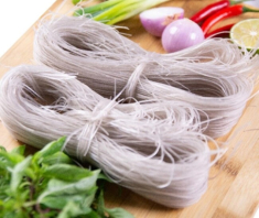 Xào miến để thắp hương Rằm hay bị dính vào nhau, nhớ các chiêu này miến tơi, mềm ngon ai cũng phải khen