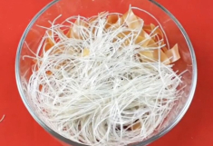 Xào miến toàn bị dính chùm vào nhau, đầu bếp mách vài mẹo này, miến tơi mềm ngon ai ăn cũng thích