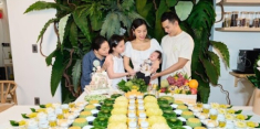 1 năm sinh 2 con trai liên tiếp, Phương Trinh Jolie làm 2 tiệc đầy tháng trái ngược: bữa hoành tráng giày vàng 12 đôi, bữa giản dị xanh mát mắt