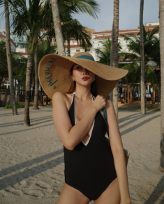 4 kiểu áo tắm sao Việt ưa chuộng