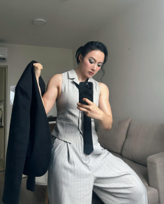 Angela Phương Trinh diện loạt đồ khoe body ‘như lực sĩ’