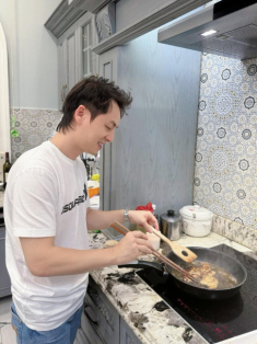 “Anh trai” Đăng Khôi được vợ khen nức nở tài nấu nướng, đồ ăn bày đẹp như nhà hàng