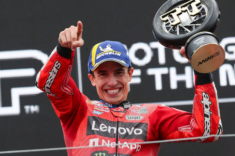 Assen bùng nổ khi Marc Marquez chiến thắng kịch tính, Alex gặp tai nạn đáng tiếc