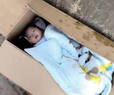 Bà lão nhặt rác nhận nuôi bé gái bị bỏ rơi, khi thành Tiến sĩ đứa trẻ nói 1 câu khiến bà lặng người